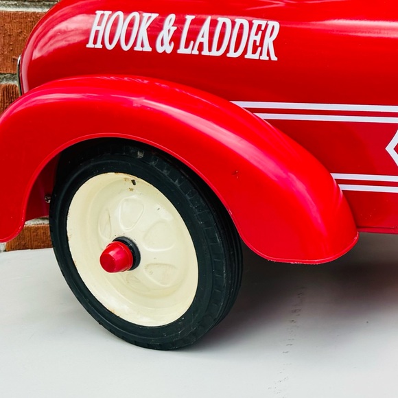 VTG Speedster Red Fire Truck Ride On Pedal Toy Car Hook & Ladder Sit On EUC - Picture 13 of 16